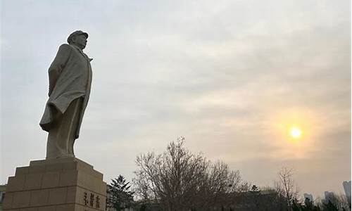 朝晖夕阴气象万千是互文吗_朝晖夕阴气象万千写出了什么